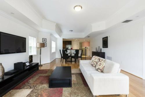 Modern Three Suites Vacation Apartment (266652) - image 8