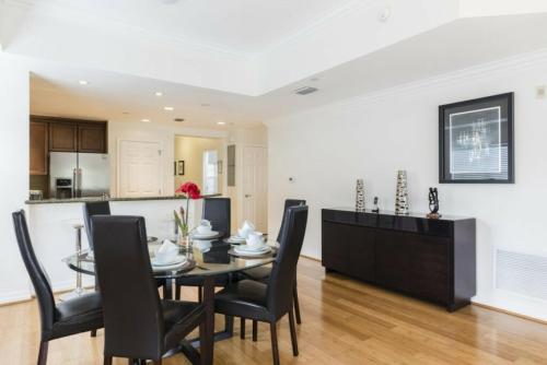 Modern Three Suites Vacation Apartment (266652) - image 10