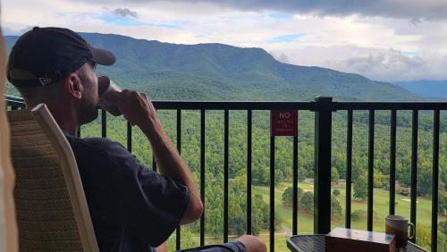 Eagles View, Luxury living Amazing Mtn Views! indoor pool & spa in Gatlinburg, USA