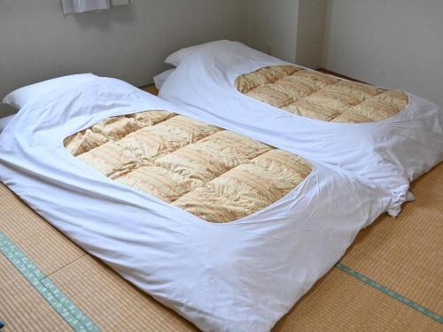 Japanese-Style Room with Shared Bathroom image 3