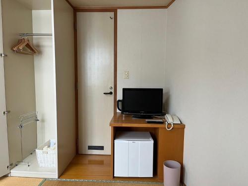 Japanese-Style Room with Shared Bathroom image 1