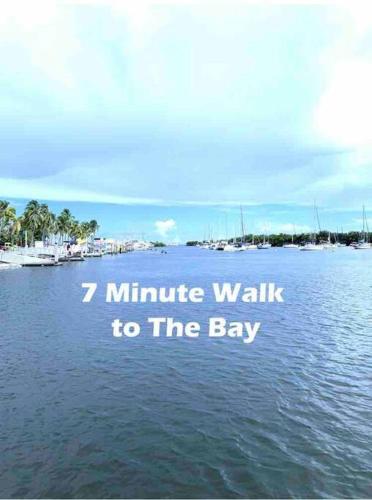 GroveO6 10 minutes from the Beach GroveO6 10 minutes from the Beach