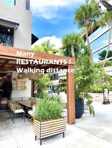 GroveO6 10 minutes from the Beach GroveO6 10 minutes from the Beach