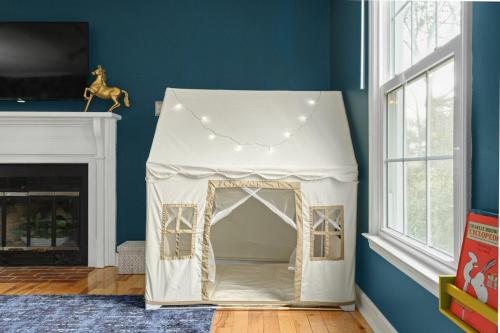 Your Modern Family Retreat, Sleeps 10! in Durham, USA