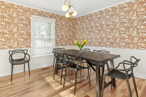 Your Modern Family Retreat, Sleeps 10! in Durham, USA