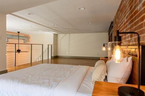Stunning 2 Br Loft Smack In The Heart Of Downtown in Roanoke, USA