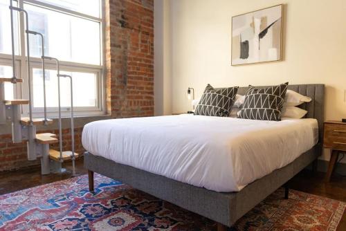 Historic 1 Br Apt With Exposed Brick Loft Downtown in Roanoke, USA