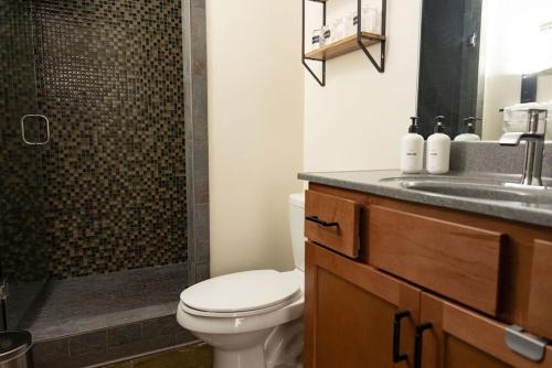 Luxury 2 Bedroom Apt With Exposed Brick Downtown in Roanoke, USA