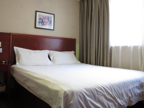 GreenTree Inn Zhejiang Zhoushan Xincheng Business Hotel GreenTree Inn Zhejiang Zhoushan Xincheng Business is perfectly located for both business and leisure guests in Zhoushan. Featuring a complete list of amenities, guests will find their stay at the prop
