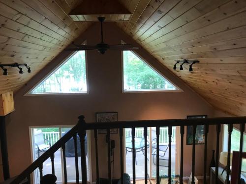 Hidden LakeFront Retreat - image 9