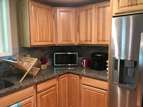 Hidden LakeFront Retreat - image 6