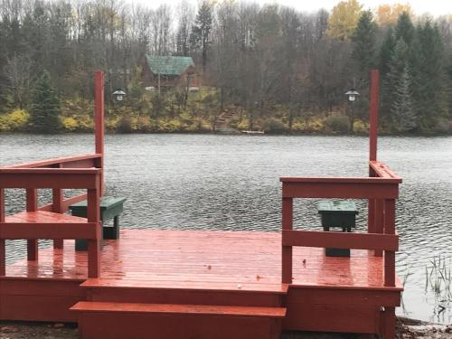 Hidden LakeFront Retreat - image 2