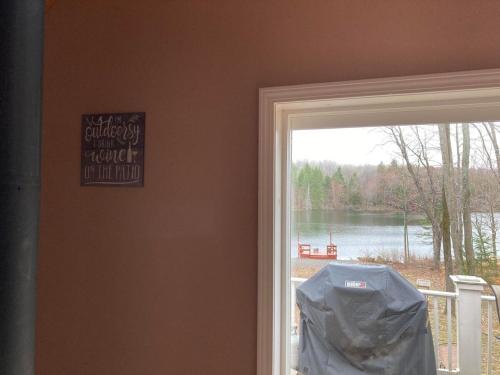 Hidden LakeFront Retreat - image 12
