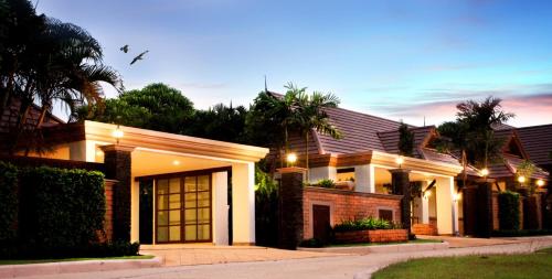 โอโซน วิลลา ภูเก็ต (Ozone Villa Phuket) in ป่าคลอก