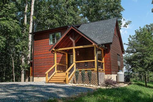 Adore the Smores Rustic mountain charm outdoor spaces and a cozy hot tub in Blue Ridge, USA