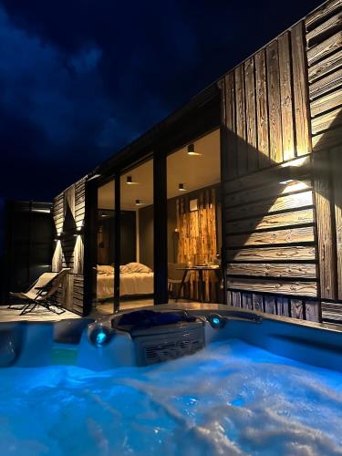 Karstais baseins, ZEBRUS RESORT in Zebras muiža
