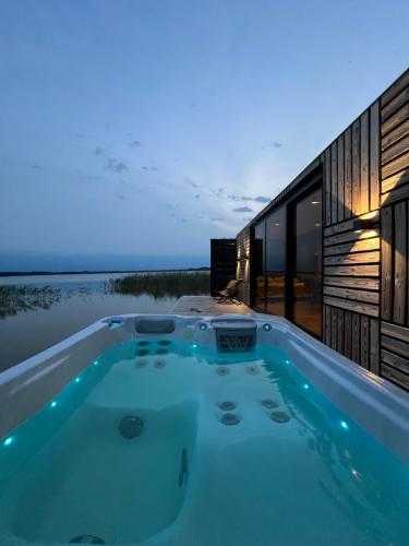 Karstais baseins, ZEBRUS RESORT in Zebras muiža