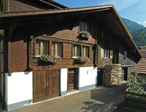 Hostel Chalet Stöckli mit Etagendusche, Pension in Wilderswil