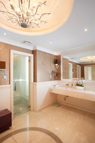 Fürdőszoba, Dorsett Shanghai @ Century Park in Sanghaj