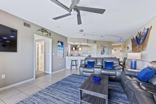 Undersea Retreat: Coastal Charm Walk to Beach Access with Amenities Galore OW4-406 in Edgewater, USA