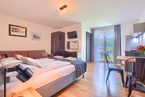 2 twin beds, 1 sofa bed