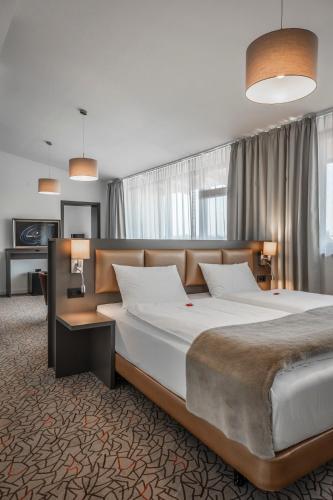 2 king beds, 1 sofa bed