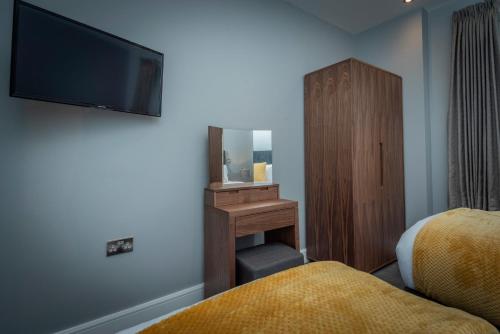 Gordon Moon Suites Bolton Centre Apartments