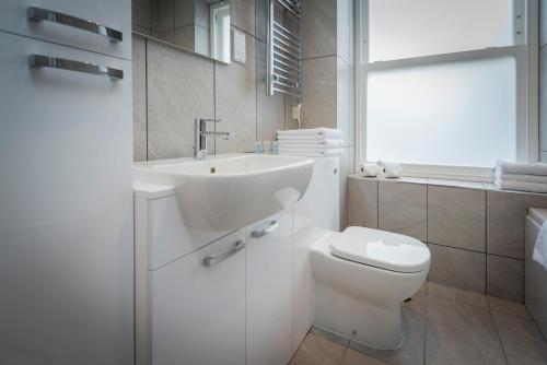 Gordon Moon Suites Bolton Centre Apartments - image 11