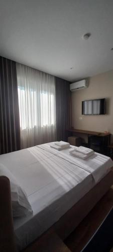 Double Room with Garden View image 8