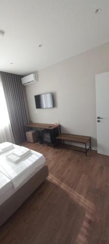 Double Room with Garden View image 9