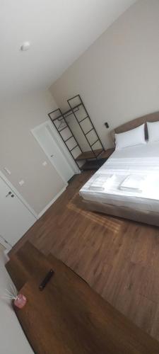 Double Room with Garden View image 6