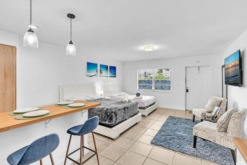 Large Studio Suite Close To Beach And Casino Db3 in Dania Beach, USA
