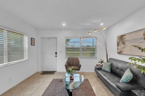2 Bedroom House Minutes From Beach And Casino Db1 in Dania Beach, USA