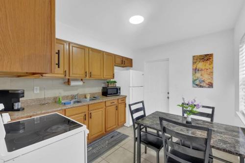 2 Bedroom House Minutes From Beach And Casino Db1 in Dania Beach, USA