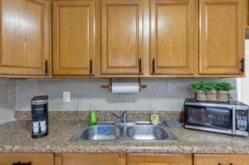 2 Bedroom House Minutes From Beach And Casino Db1 in Dania Beach, USA