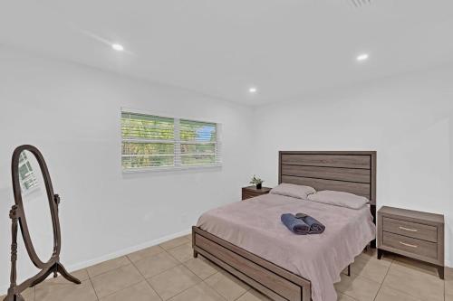 2 Bedroom House Minutes From Beach And Casino Db1 in Dania Beach, USA