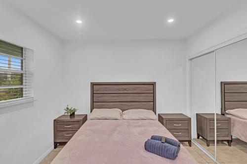2 Bedroom House Minutes From Beach And Casino Db1 in Dania Beach, USA