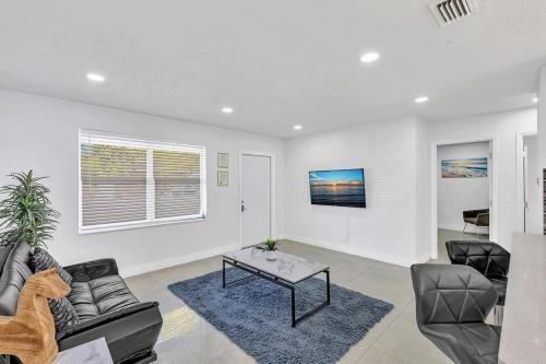 2 Bdrm Modern House Mins From Beach & Casino Hb1 in Hallandale Beach, USA
