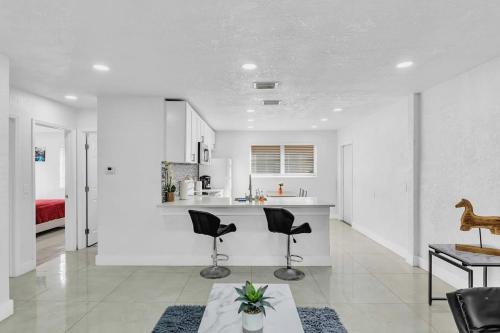2 Bdrm Modern House Mins From Beach & Casino Hb1 thumb 2