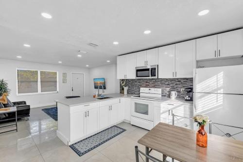 2 Bdrm Modern House Mins From Beach & Casino Hb1 thumb 3
