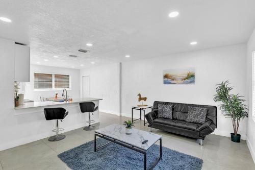 2 Bdrm Modern House Mins From Beach & Casino Hb1 thumb 4