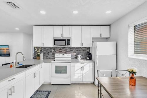 2 Bdrm Modern House Mins From Beach & Casino Hb1 detail