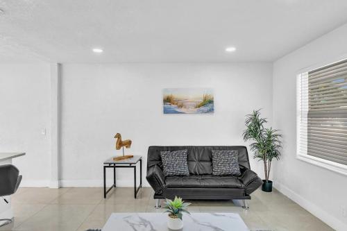 2 Bdrm Modern House Mins From Beach & Casino Hb1 detail