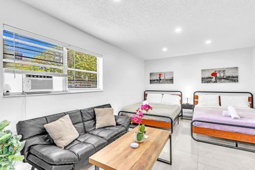 New 2 Bed Studio Close To Beach & Casino Ha04 in Hollywood, USA