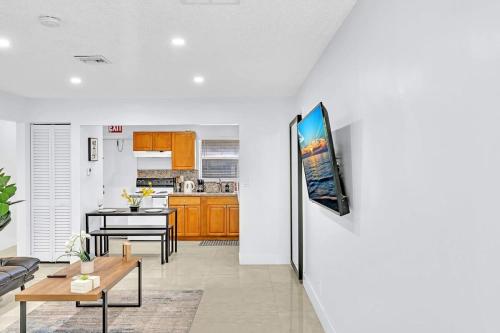 Hollywood 2 Bdrm New Furnished Beach Vacation Lb2 in Hollywood, USA