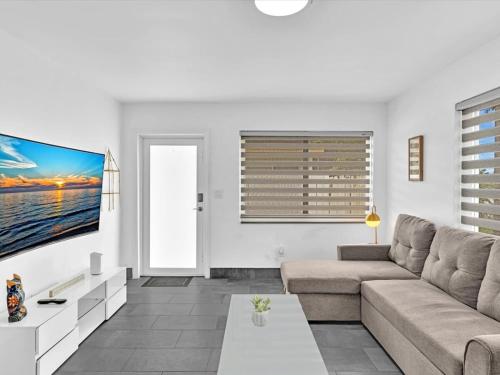 Charming 2br Lakefront Cottage In Davie Near Beach in Davie, USA