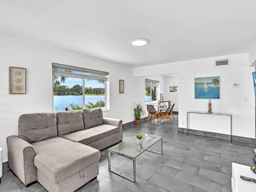 Charming 2br Lakefront Cottage In Davie Near Beach in Davie, Vereinigte Staaten von Amerika