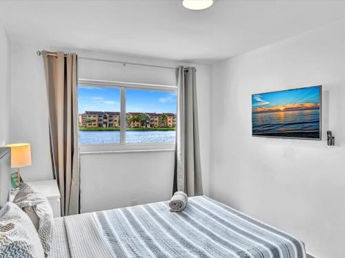 2br Lakeside Getaway - Peaceful Waterfront Stay in Davie, USA