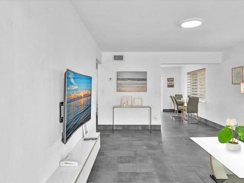 2br Lakeside Getaway - Peaceful Waterfront Stay - Tap to explore photos