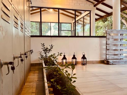 Funky Leopard Safari Lodge Bordering Yala National Park in ยาลา